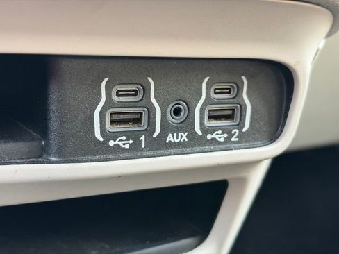 Used 2023 Chrysler Pacifica Touring-L image 16