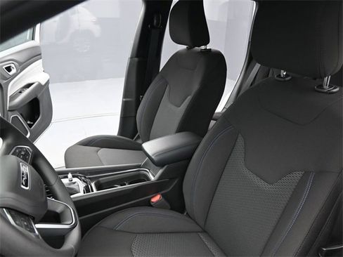 Used 2025 Jeep Compass Sport image 24