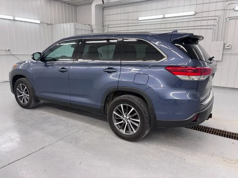 Used 2019 Toyota Highlander XLE AWD/4WD image 3