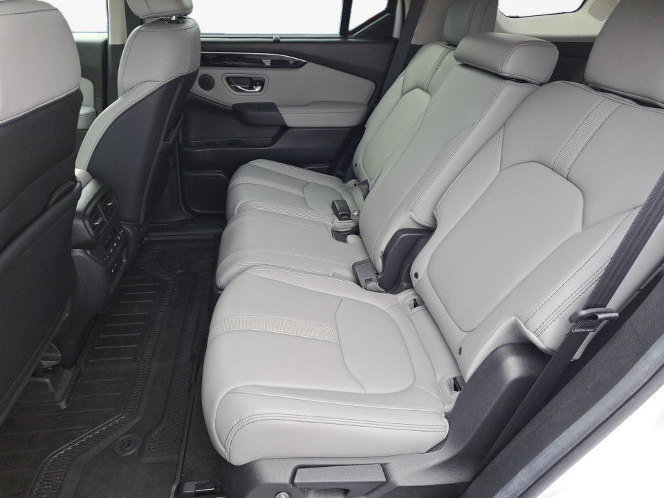 Used 2025 Honda Pilot Touring image 14