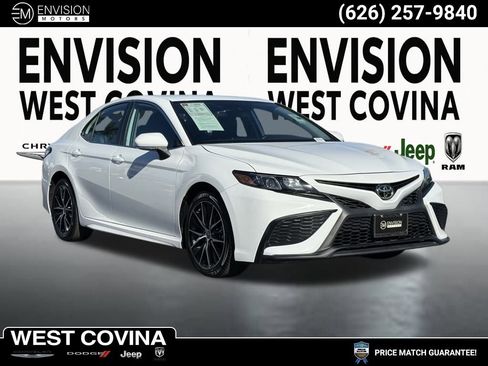 Used 2024 Toyota Camry SE image 1