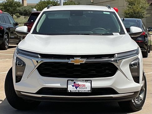 Used 2025 Chevrolet Trax LT FWD image 2
