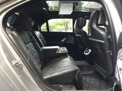 Used 2023 BMW i7 xDrive60 AWD/4WD image 30