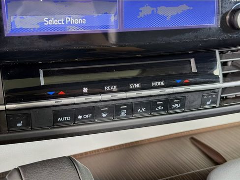 Used 2024 Toyota Sienna XLE FWD image 17
