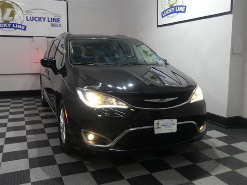 Used 2018 Chrysler Pacifica Touring-L Plus FWD image 5
