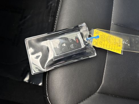 Used 2023 Jeep Grand Cherokee Limited w/ Black Appearance Package image 34