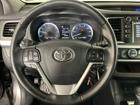 Used 2017 Toyota Highlander Plus AWD/4WD image 16