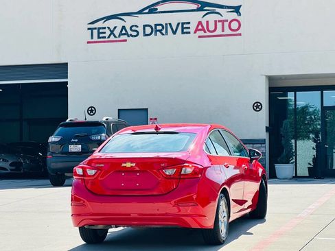 Used 2017 Chevrolet Cruze LT w/ Convenience Package FWD image 10