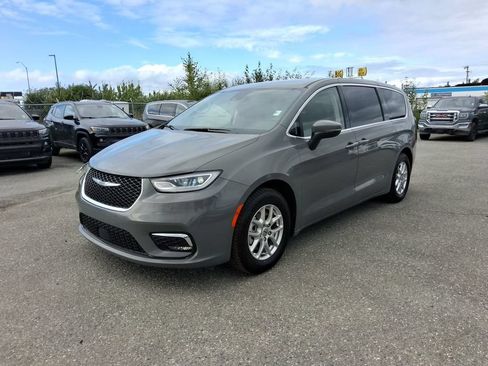 Certified 2023 Chrysler Pacifica Touring-L FWD image 4