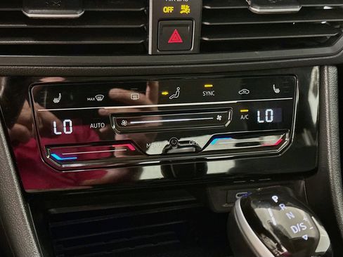 Used 2025 Volkswagen Jetta SE FWD image 24