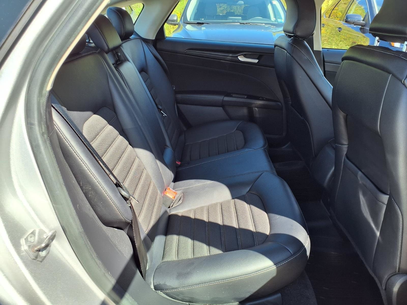 Used 2018 Ford Fusion SE w/ Equipment Group 201A FWD image 8