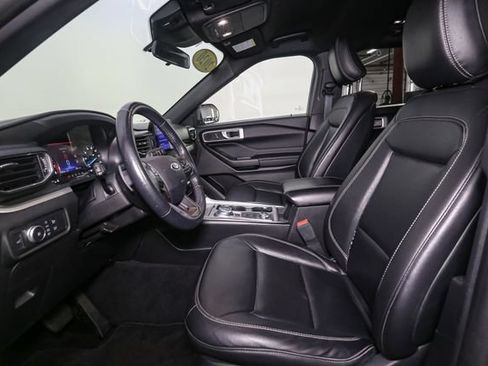 Used 2020 Ford Explorer XLT w/ Equipment Group 202A AWD/4WD image 39