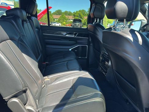 Used 2022 Jeep Wagoneer Series III w/ Premium Group I AWD/4WD image 13