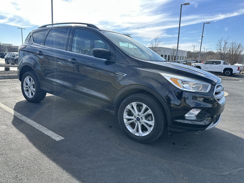 Used 2018 Ford Escape SE image 2