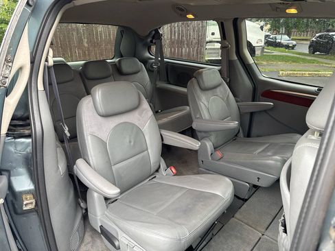 Used 2005 Chrysler Town & Country Limited FWD image 7
