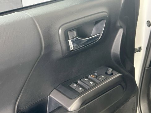 Used 2021 Toyota Tacoma TRD Sport image 17