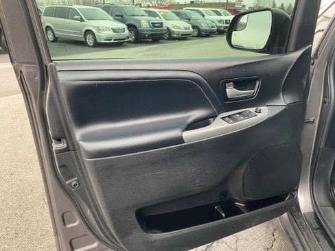 Used 2015 Toyota Sienna SE image 9