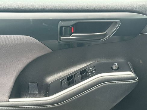 Used 2023 Toyota Highlander LE image 34