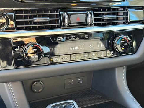 New 2025 Nissan Pathfinder SV w/ SV Premium Package image 32