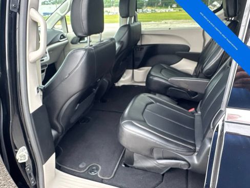 Used 2024 Chrysler Pacifica Touring-L FWD image 19