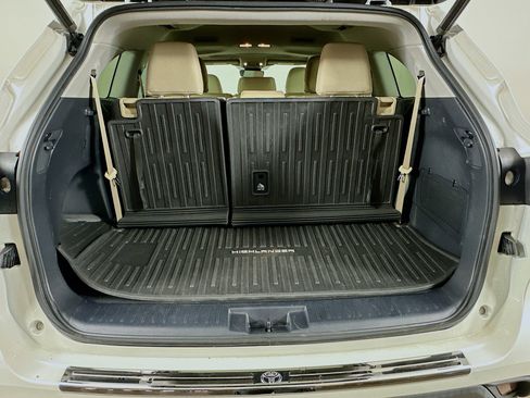 Used 2020 Toyota Highlander XLE image 30