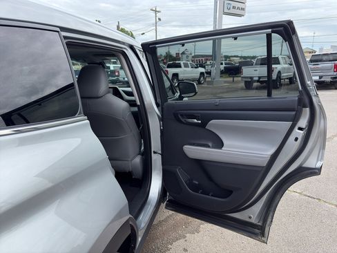 Used 2020 Toyota Highlander XLE FWD image 22