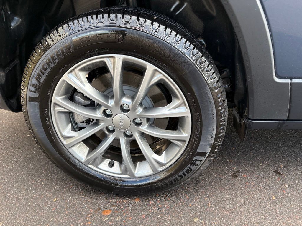 Certified 2022 Jeep Cherokee Latitude Lux w/ Sun & Sound Group FWD image 6