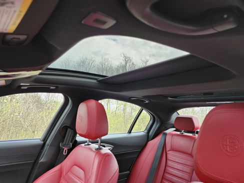 Used 2022 Alfa Romeo Giulia Veloce image 2