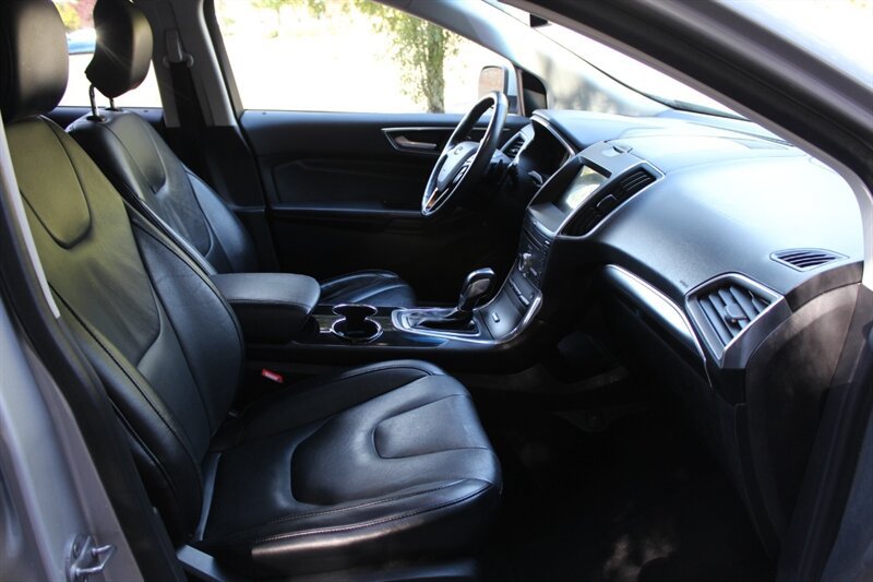 Used 2017 Ford Edge Titanium w/ Technology Package AWD/4WD image 18