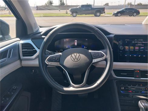 Used 2025 Volkswagen Taos SE AWD/4WD image 14