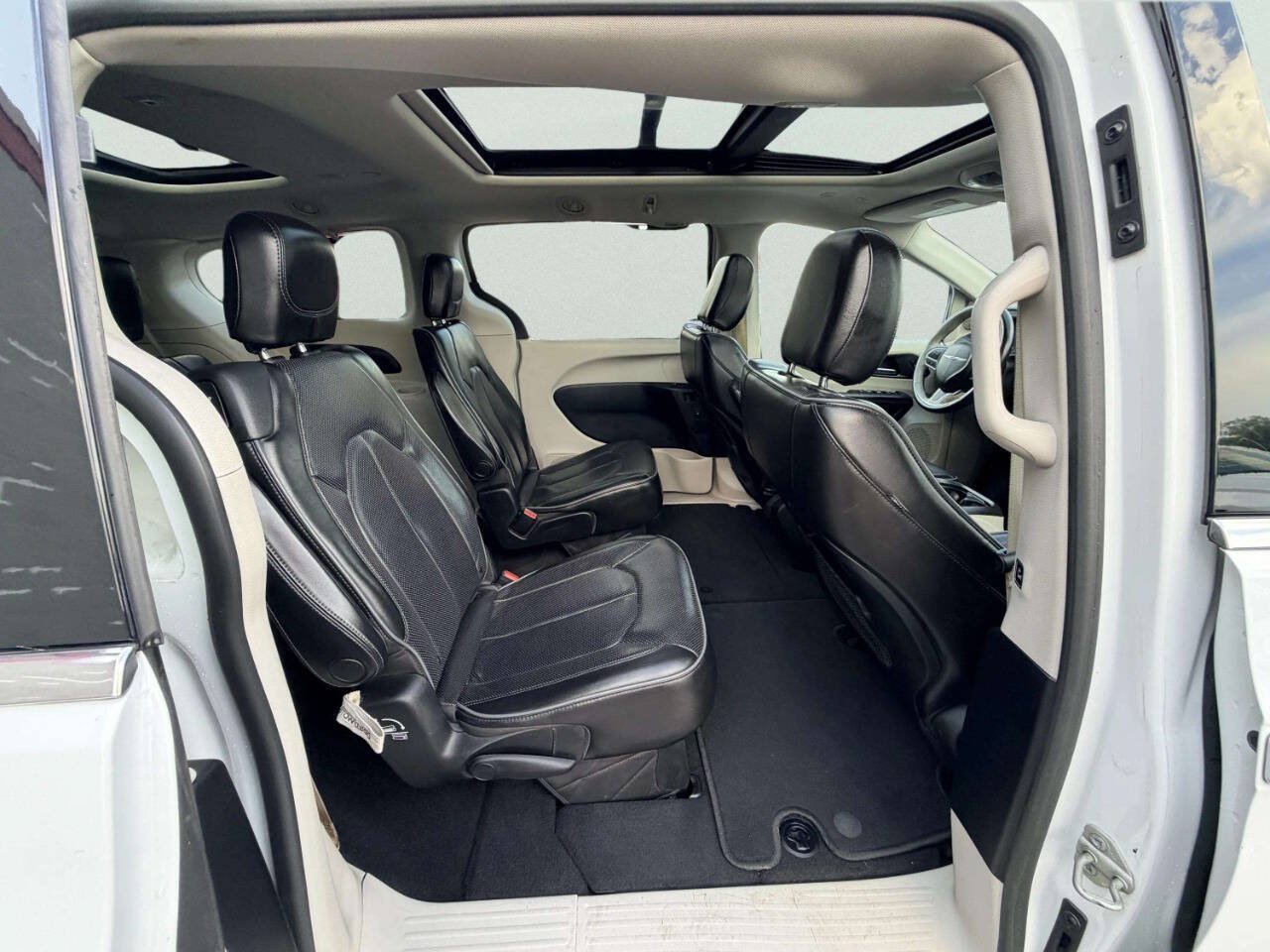 Used 2020 Chrysler Pacifica Limited FWD image 29