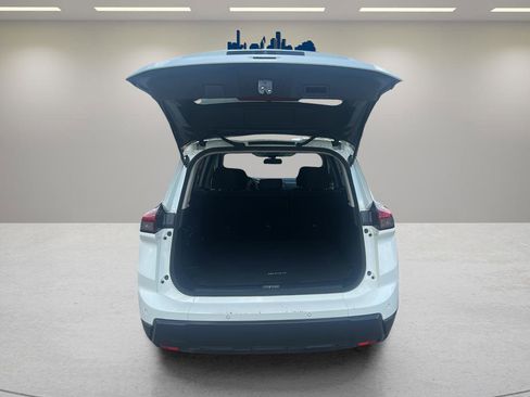 Used 2024 Nissan Rogue S FWD image 11