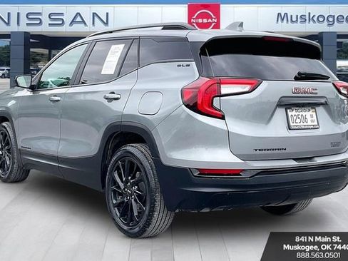 Used 2024 GMC Terrain SLE w/ Driver Convenience Package FWD image 4