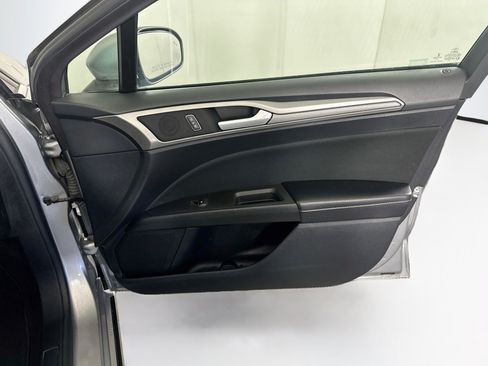 Used 2020 Ford Fusion SE FWD image 32