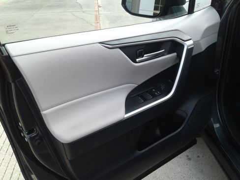 Used 2025 Toyota RAV4 XLE image 16