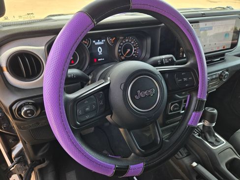 Used 2025 Jeep Gladiator Sport AWD/4WD image 10