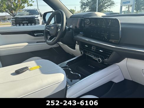 Used 2025 Chevrolet Suburban Premier RWD image 14