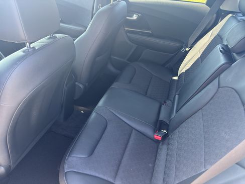 Certified 2022 Kia Niro LXS image 7