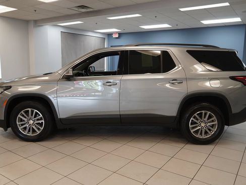 Used 2023 Chevrolet Traverse LT FWD image 2