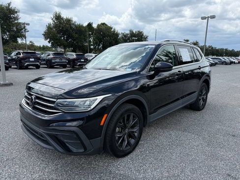 Certified 2022 Volkswagen Tiguan SE FWD image 1