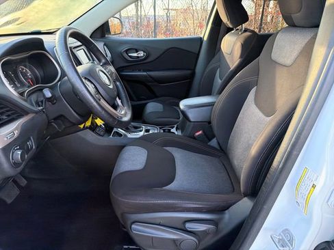 Used 2016 Jeep Cherokee Sport image 9