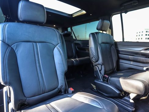 Used 2023 Jeep Wagoneer L Series III w/ Premium Group I image 31