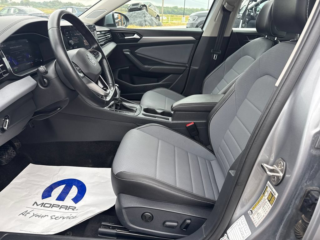 Used 2025 Volkswagen Jetta SE FWD image 9