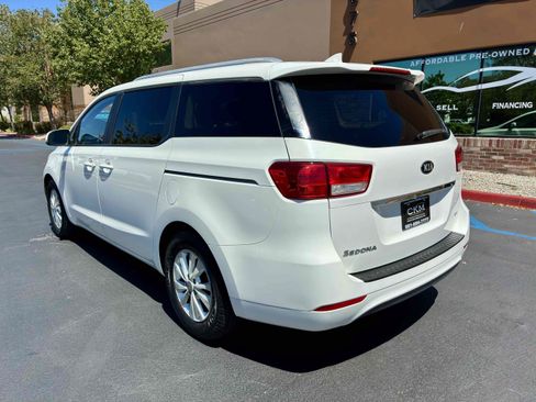 Used 2015 Kia Sedona LX w/ LX Convenience Package FWD image 10