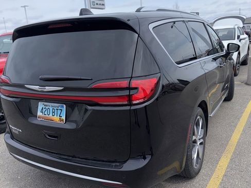 Used 2024 Chrysler Pacifica Pinnacle FWD image 2