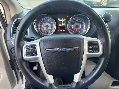 Used 2016 Chrysler Town & Country Touring w/ Driver Convenience Group image 12