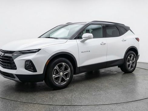 Used 2025 Chevrolet Blazer LT FWD image 3