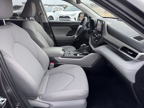 Used 2023 Toyota Highlander LE image 14