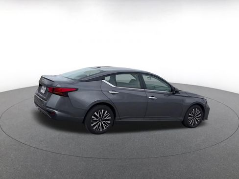 Used 2025 Nissan Altima 2.5 SV FWD image 14