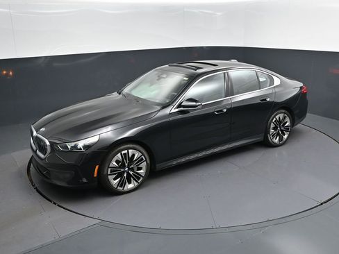 Certified 2025 BMW 530i image 31